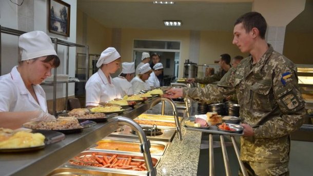 "Революція їжі" в армії: військовослужбовців переводять на харчування за принципом шведського столу