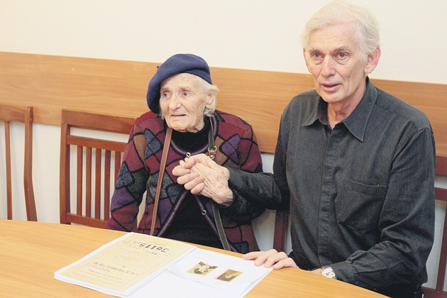 Мама і син. Побачивши документи, Казимира Чайковська і її син Генрі не змогли стримати сліз.
