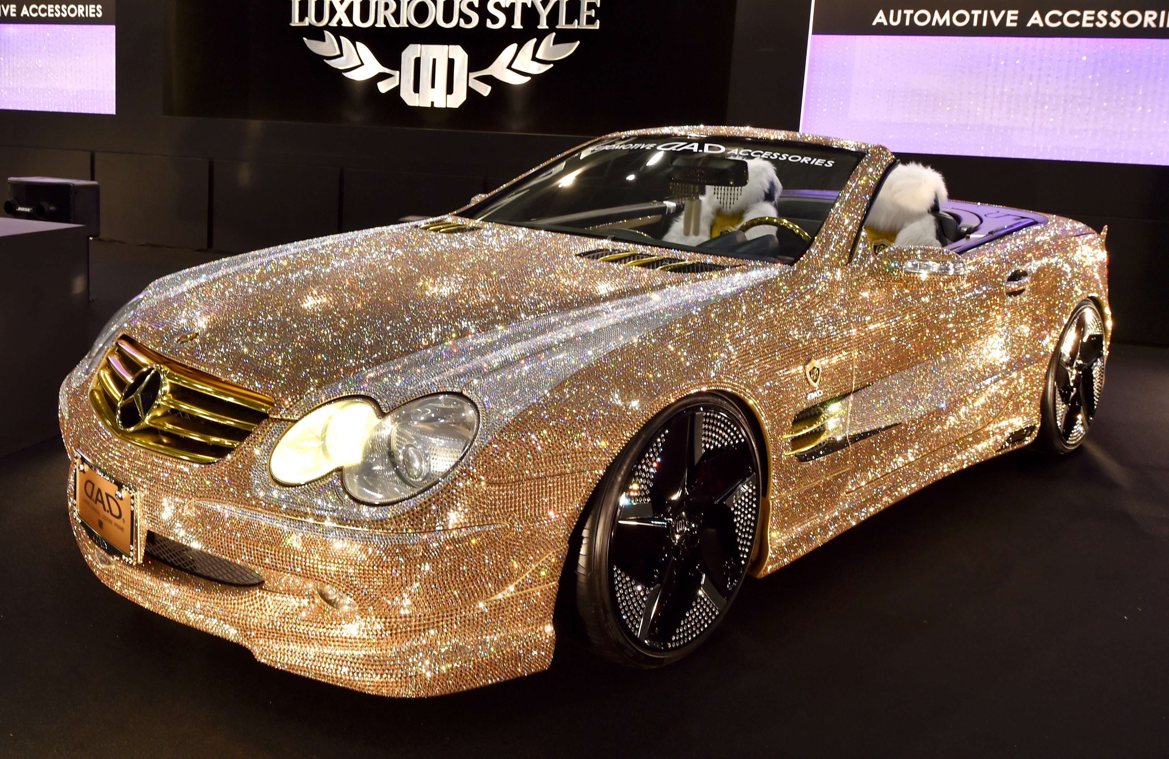 Японці створили гламурний Mercedes вкритий кристалами Swarovski - фото 1