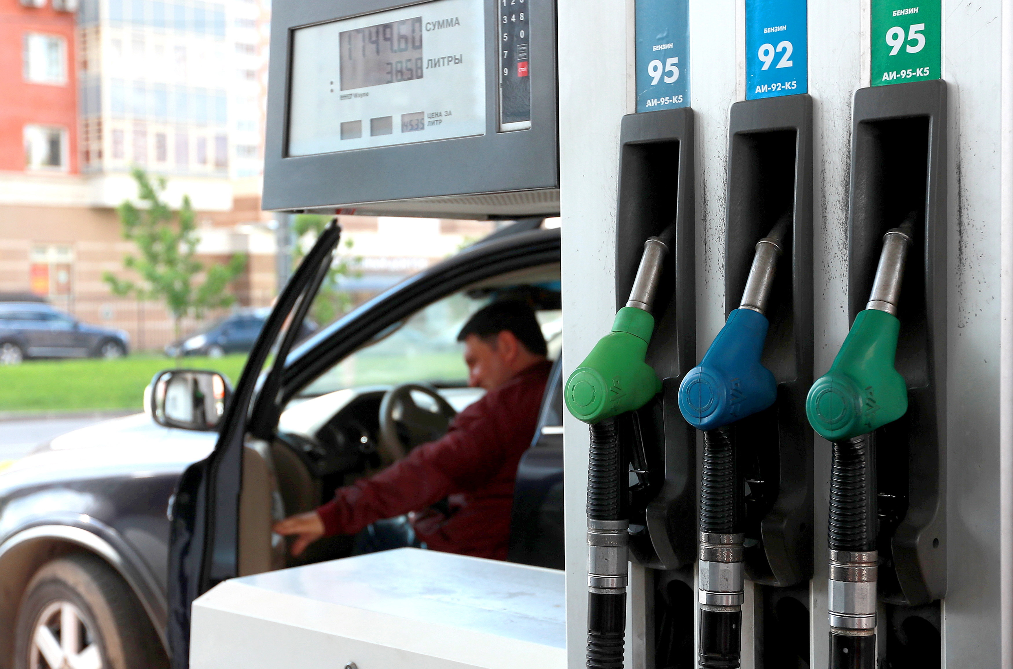 Бензин дешевшає: яких цін на пальне чекати водіям в липні, фото-2
